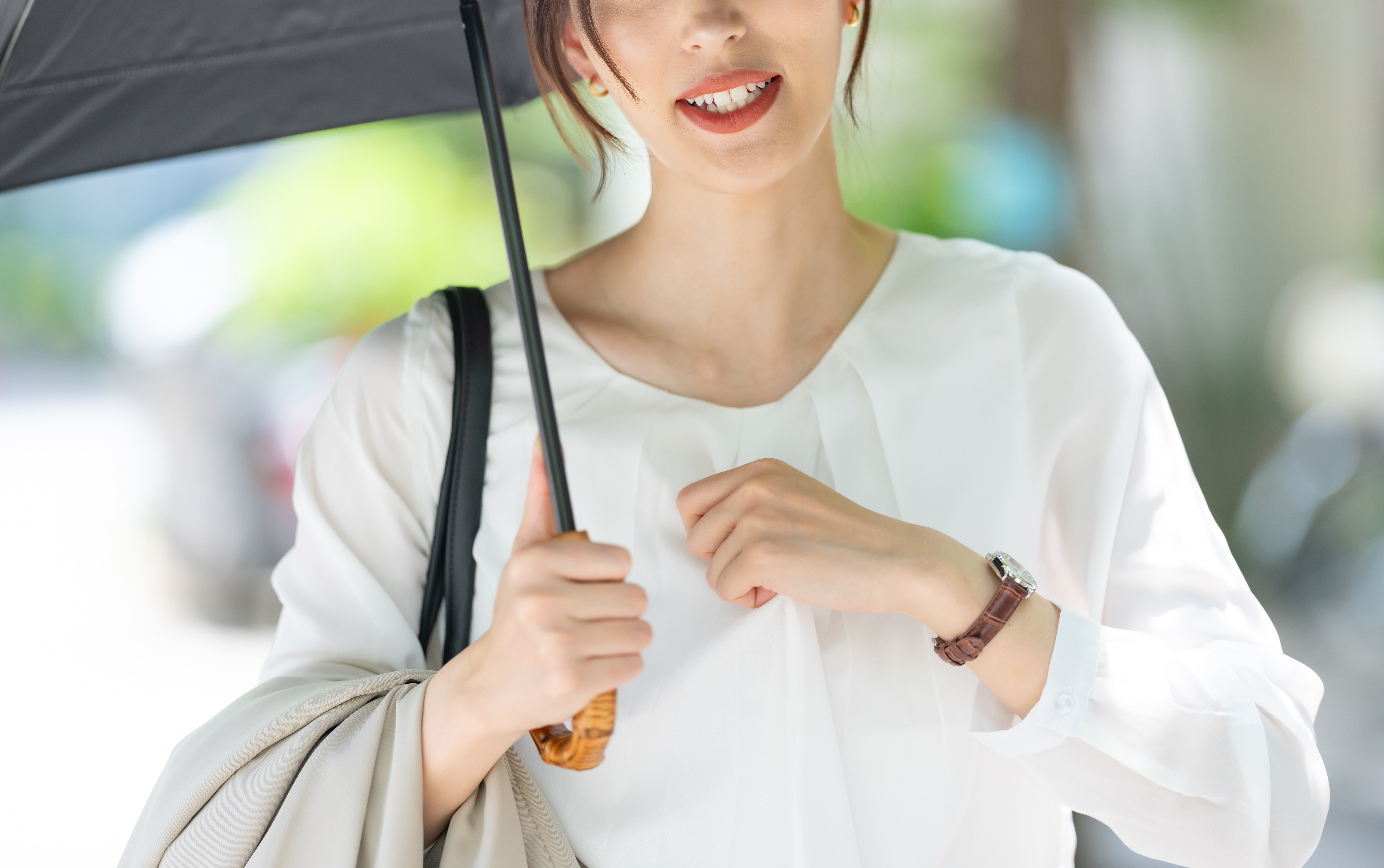 日傘を差すキャリアウーマン