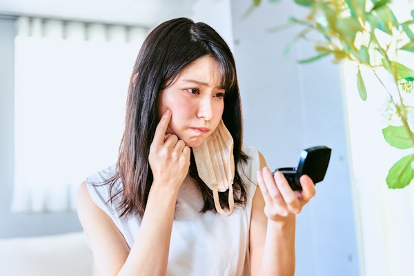 肌あれに悩む女性