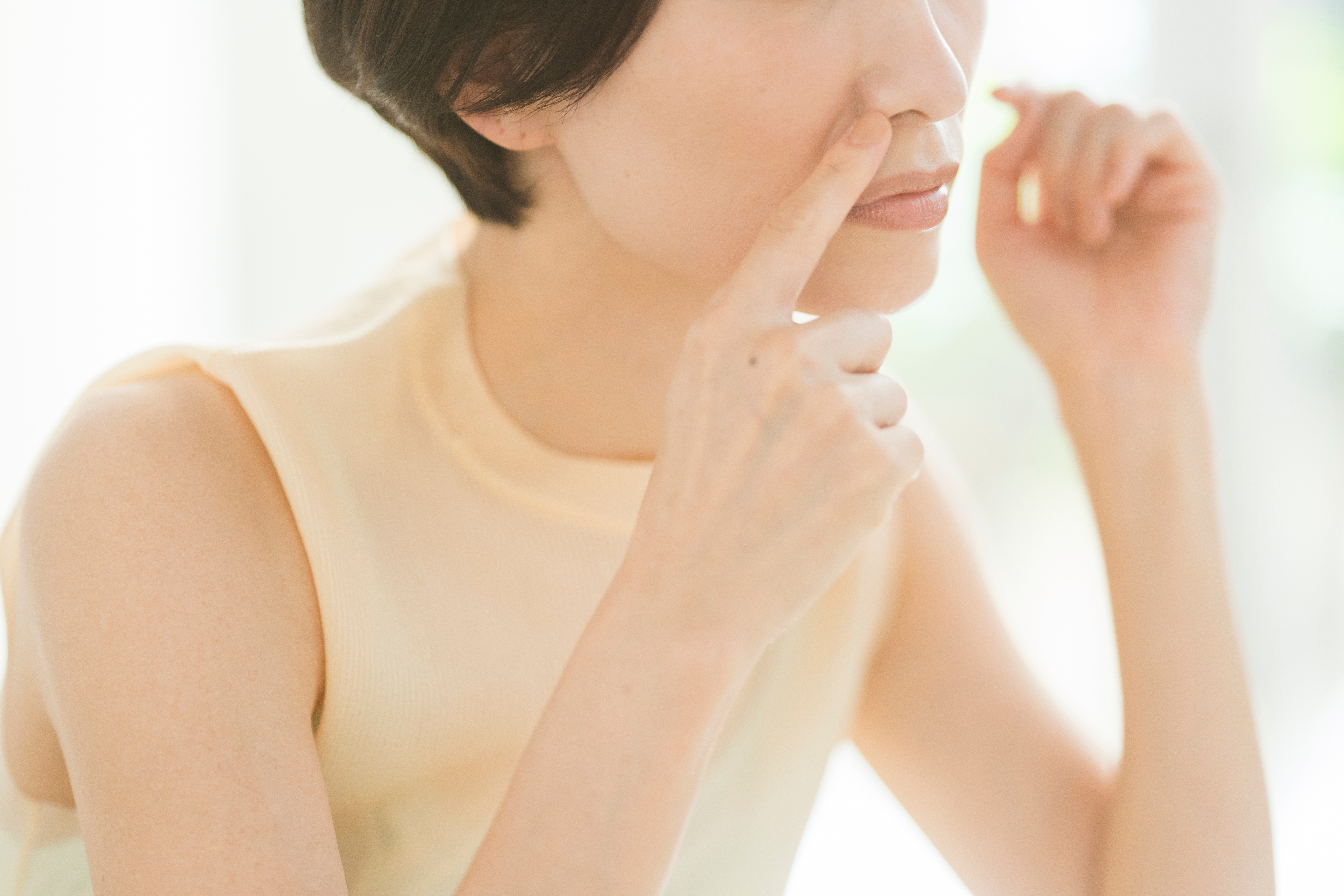 小鼻を指差す女性