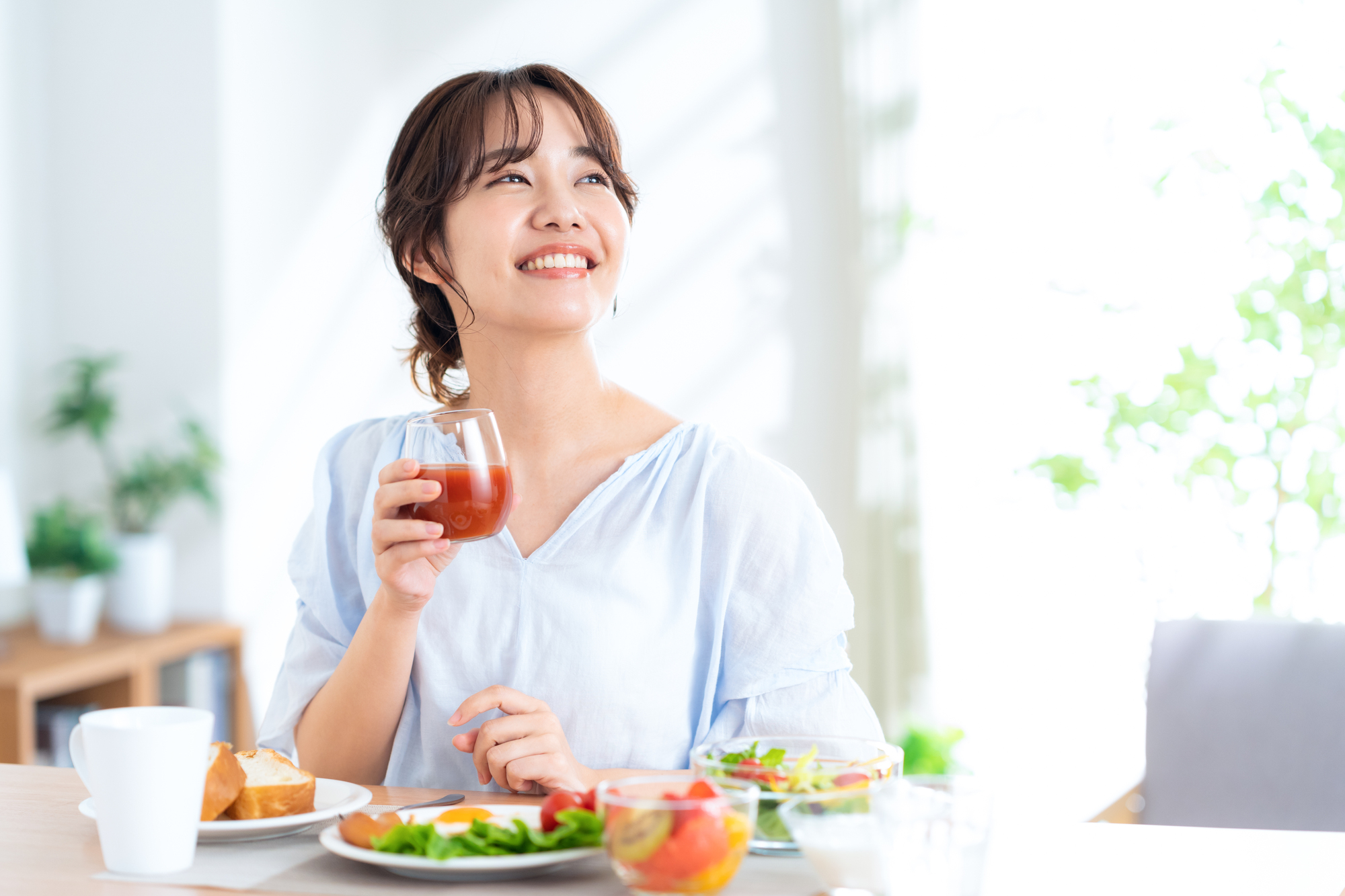 食事を楽しむ女性