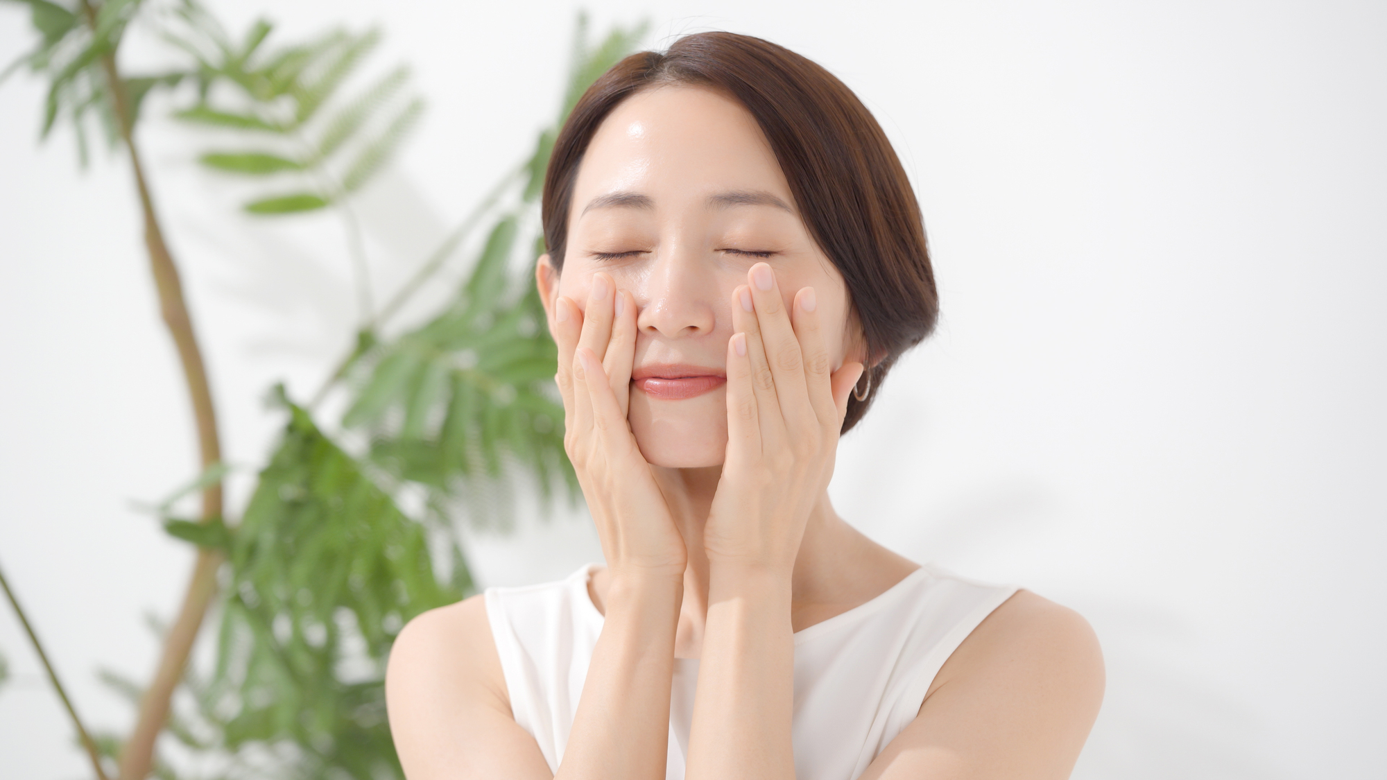 スキンケアする女性