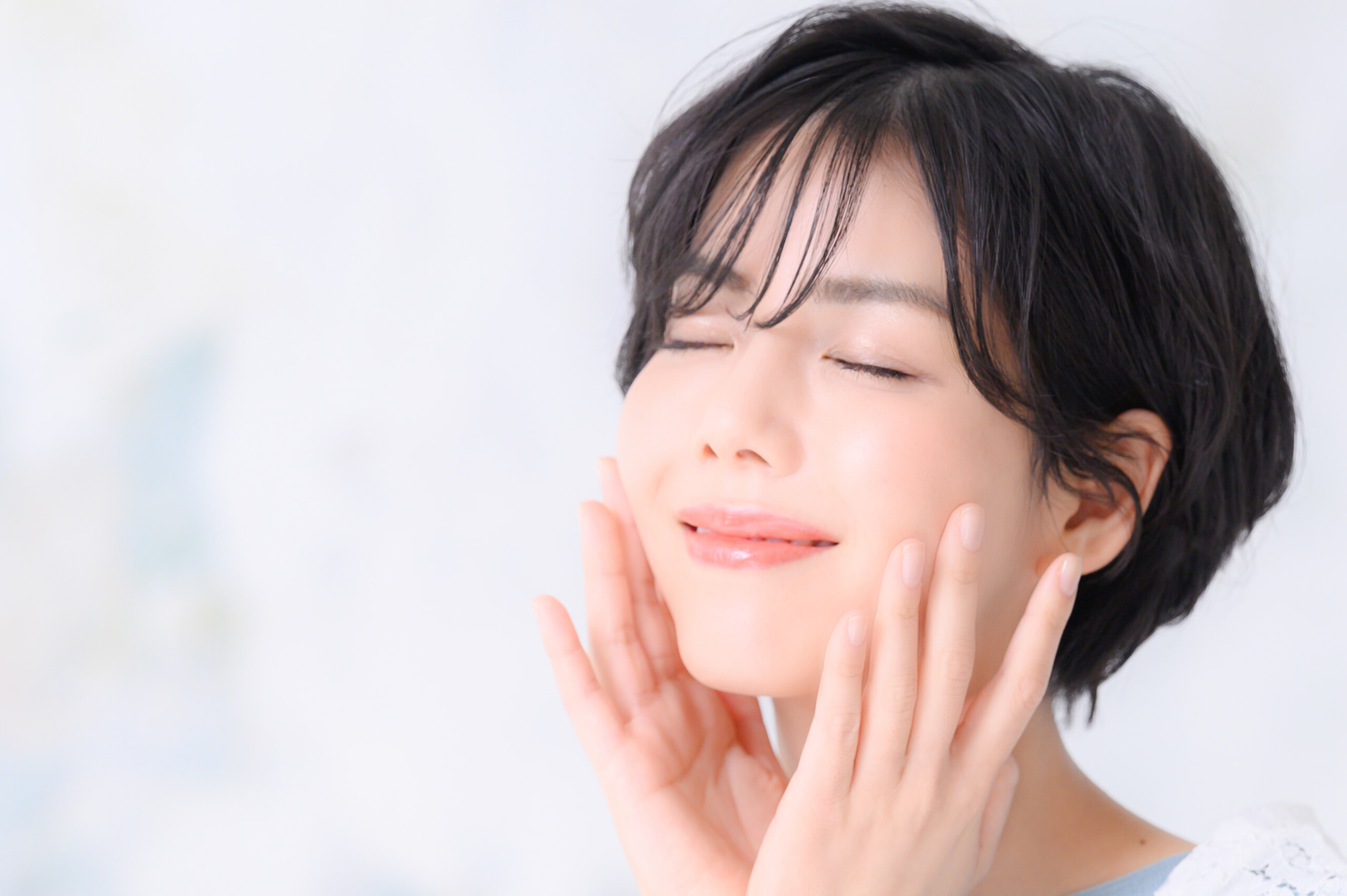 お肌のうるおいを感じる女性