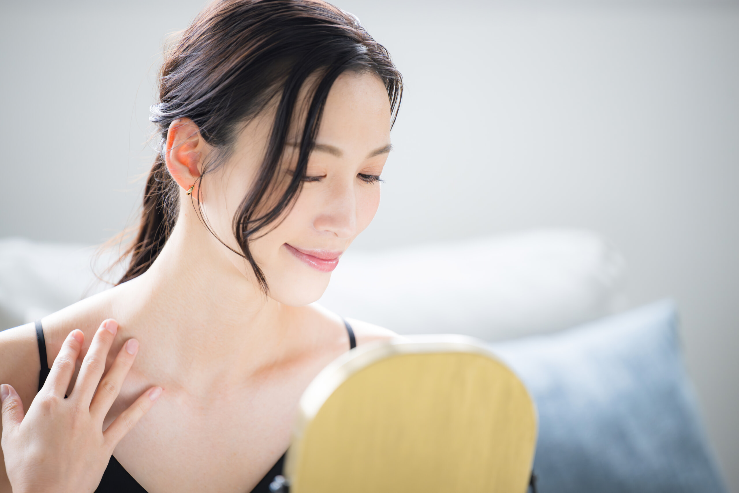 首筋の綺麗な女性