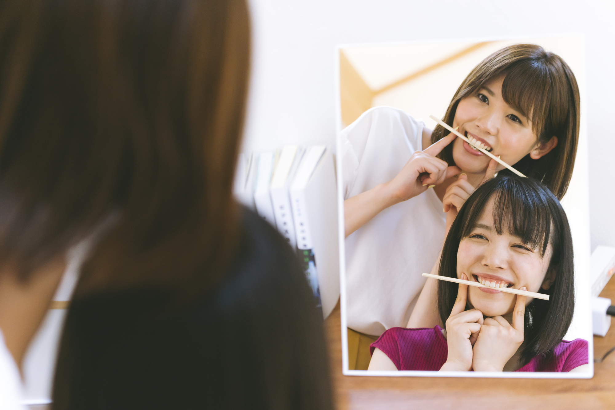 表情筋・口角トレーニングする女性