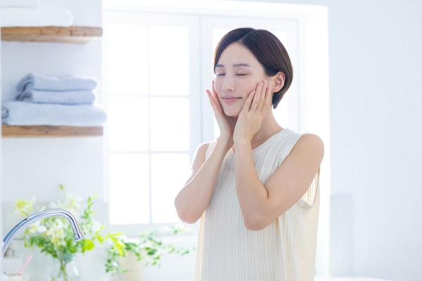 スキンケアする女性