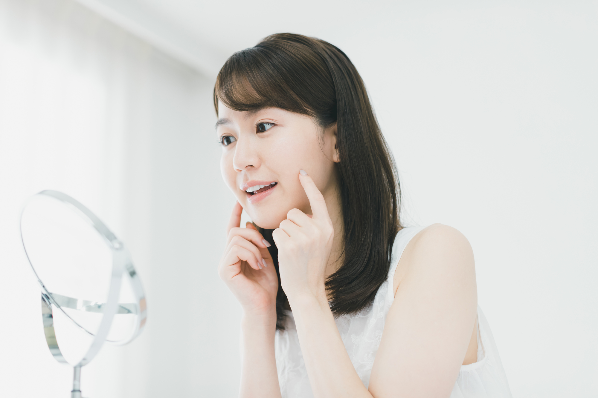 表情筋・口角トレーニングする女性
