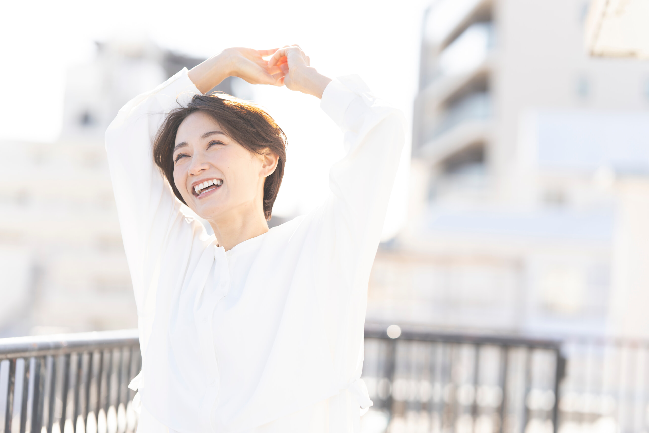 伸びをするはつらつとした女性