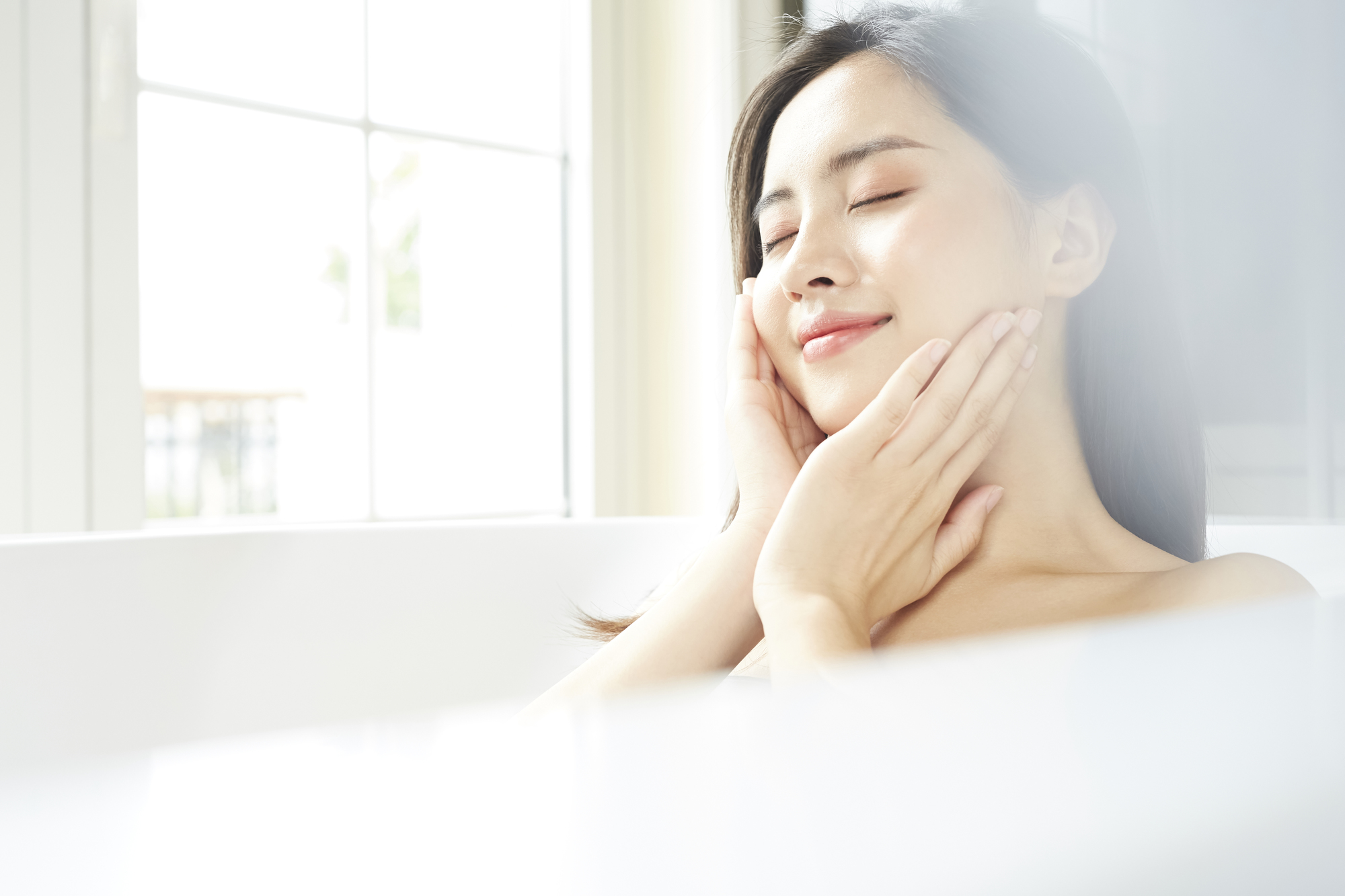 お風呂に入る女性