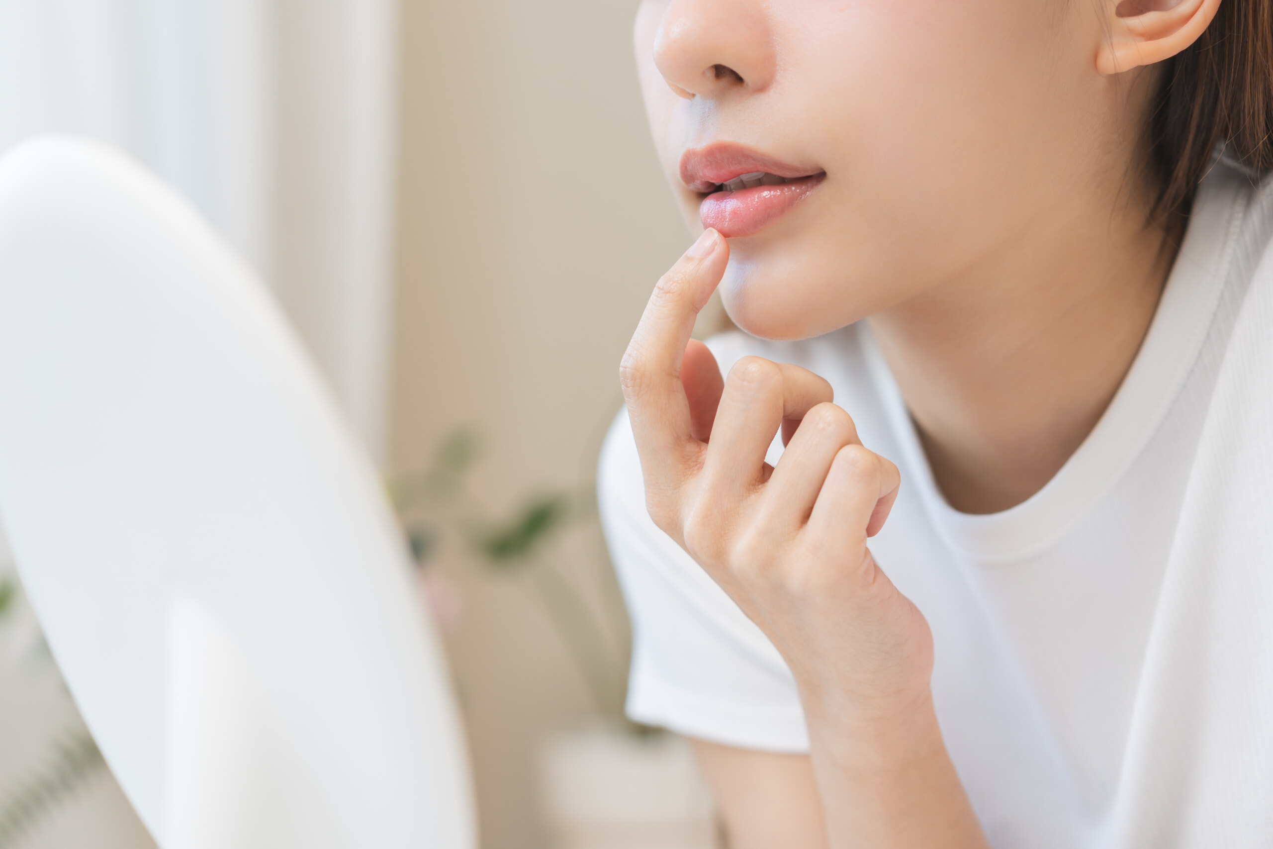 鏡を見る女性