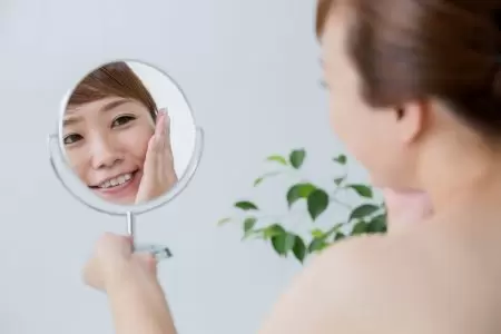 Nguyên nhân gây bóng nhờn là do bã nhờn dư thừa trong lỗ chân lông