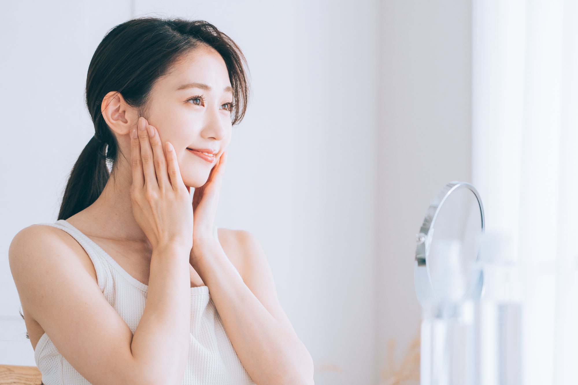 スキンケアする女性