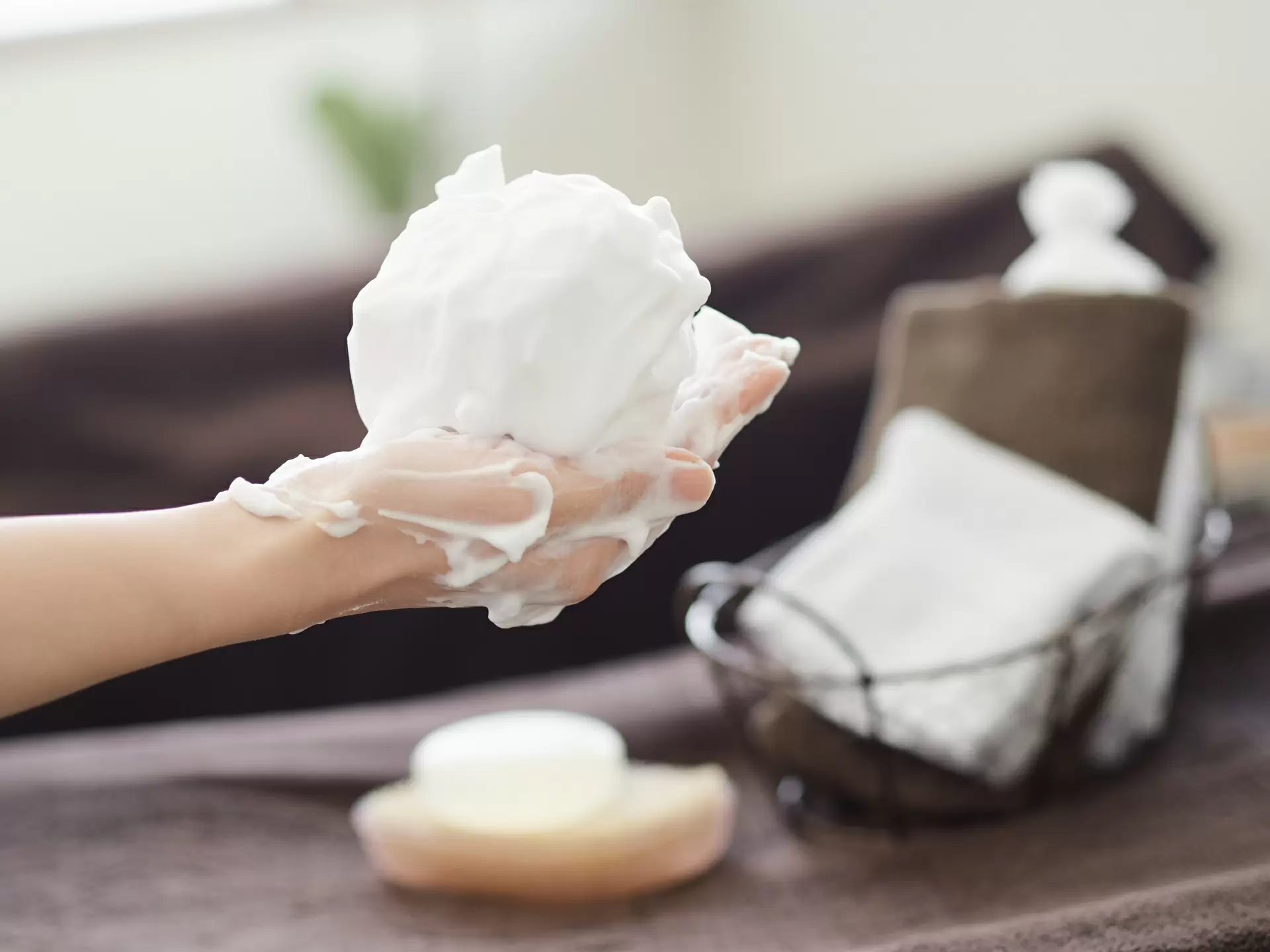 Nếu bạn định rửa mặt, sẽ thật lãng phí nếu không tạo bọt sữa rửa mặt đúng cách!