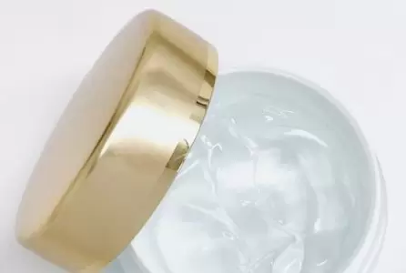 (Tóm tắt) Các vấn đề về lỗ chân lông trên da nhạy cảm có thể được cải thiện bằng cách tập trung vào việc dưỡng ẩm