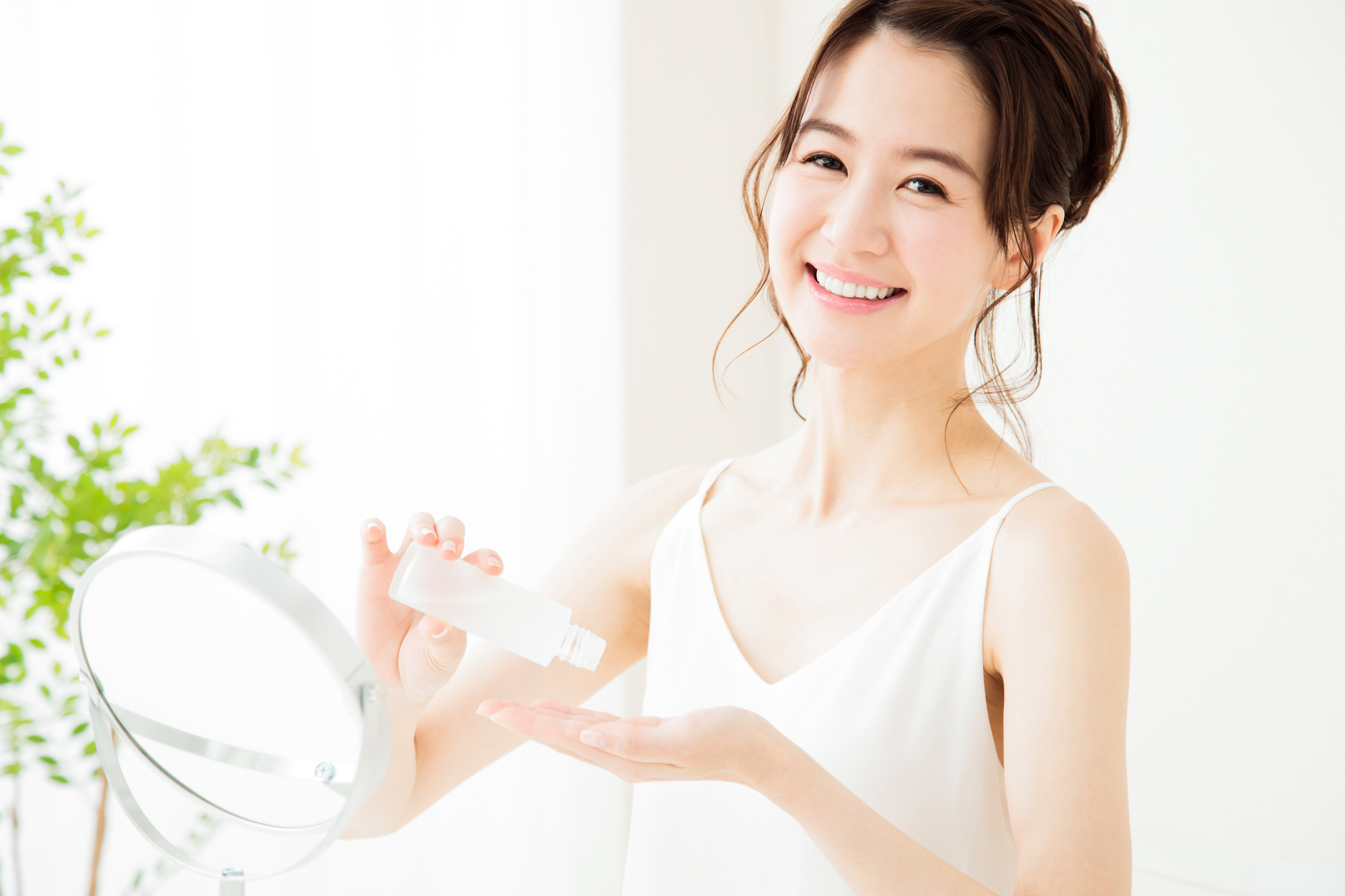 スキンケアする女性