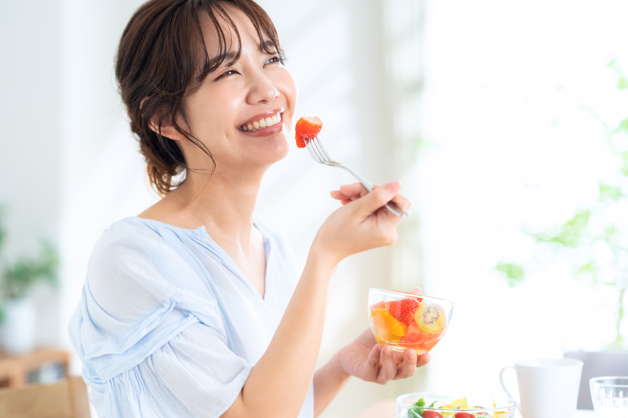 フルーツを食べる女性