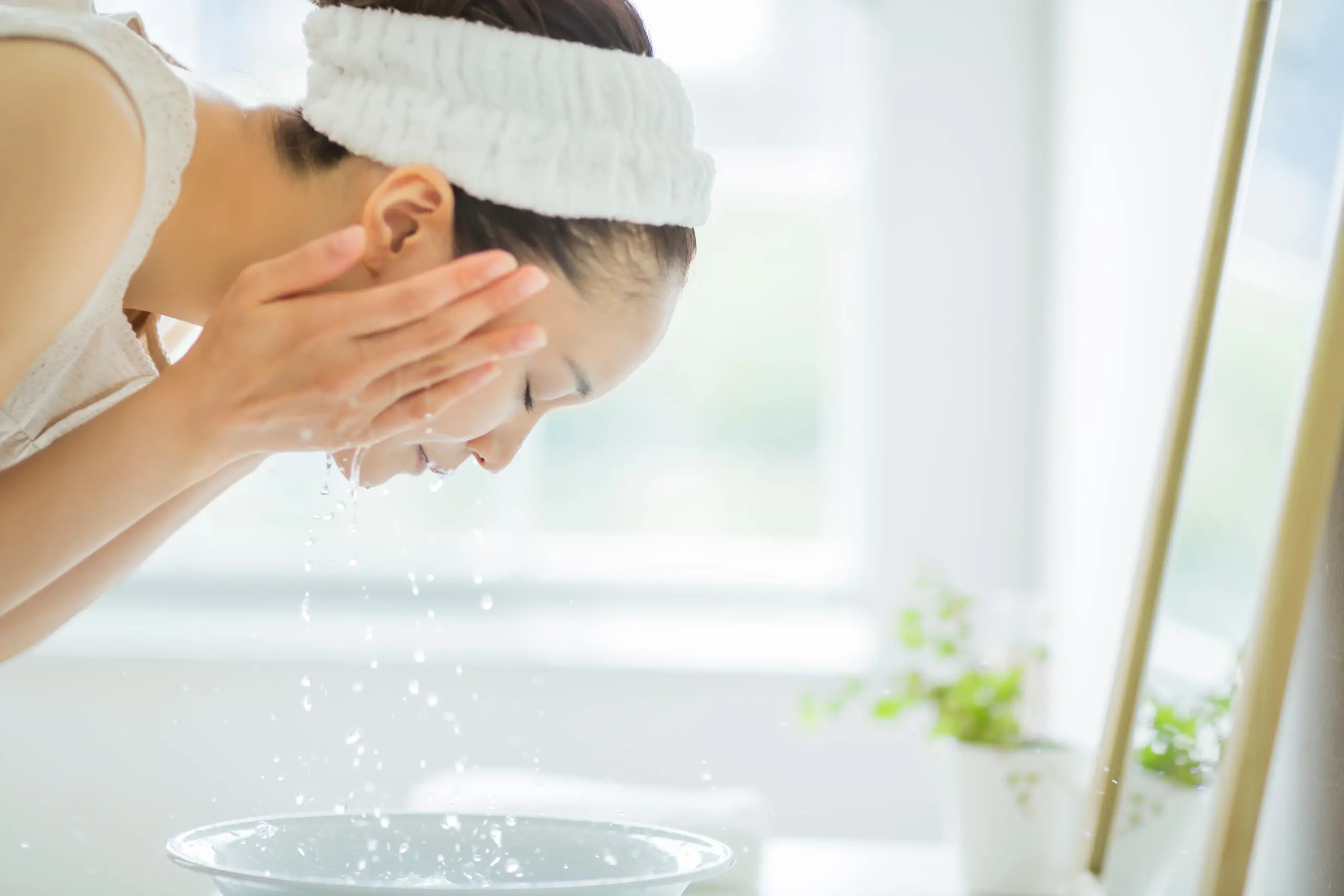 Một người phụ nữ đang rửa mặt