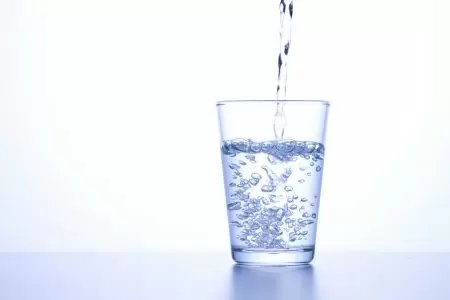 Một trong những nguyên nhân gây ra lỗ chân lông to là da khô do thiếu độ ẩm.