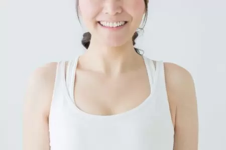 Làm ấm da và cơ thể giúp mở lỗ chân lông, giúp loại bỏ mụn đầu đen và bụi bẩn cứng đầu dễ dàng hơn.