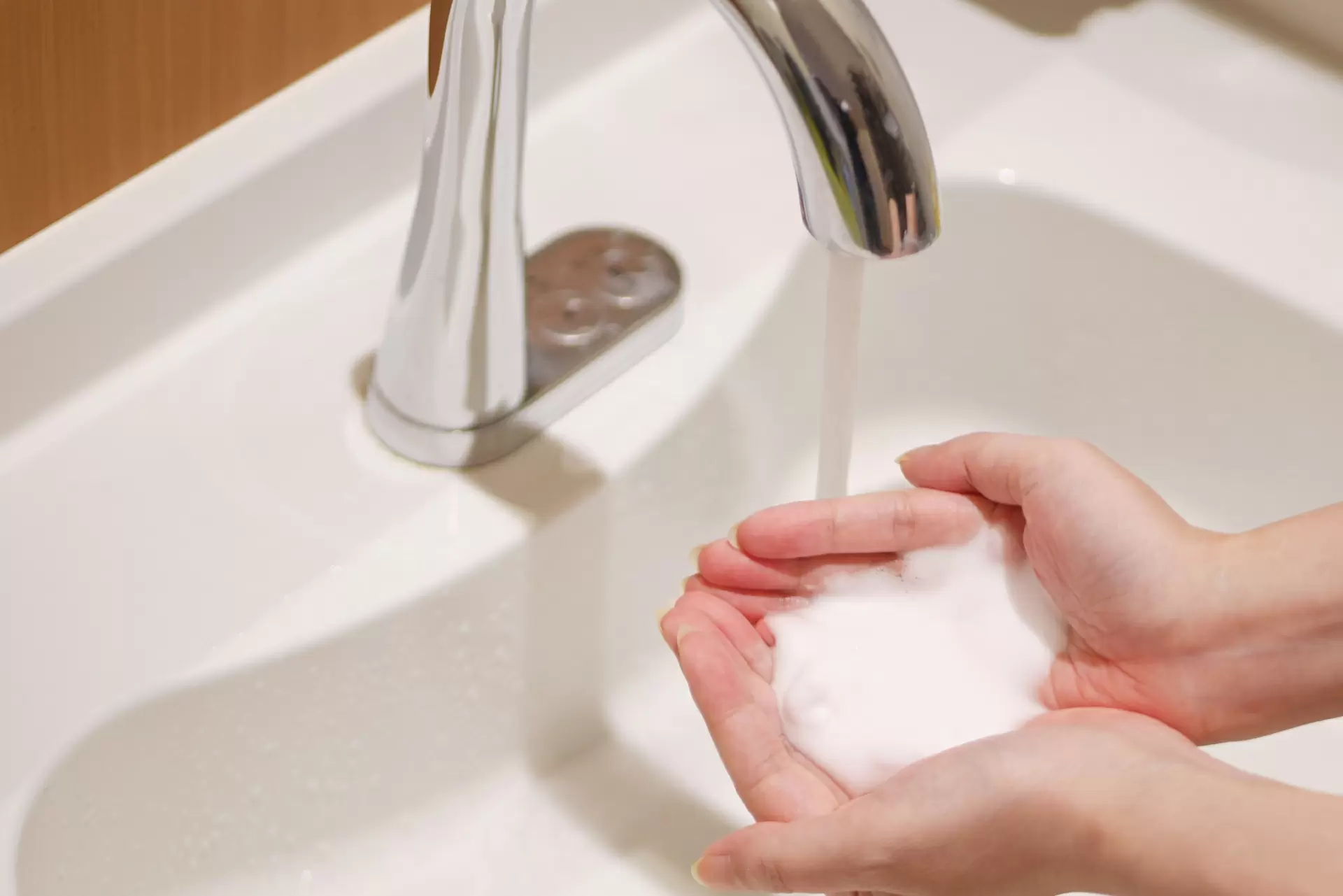Rửa mặt bằng bọt mịn là chìa khóa cho làn da đẹp.