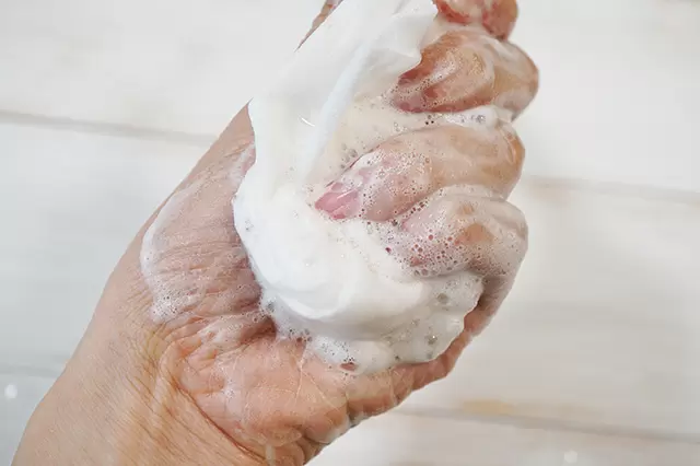 1. Chăm sóc da buổi sáng bắt đầu bằng việc rửa mặt