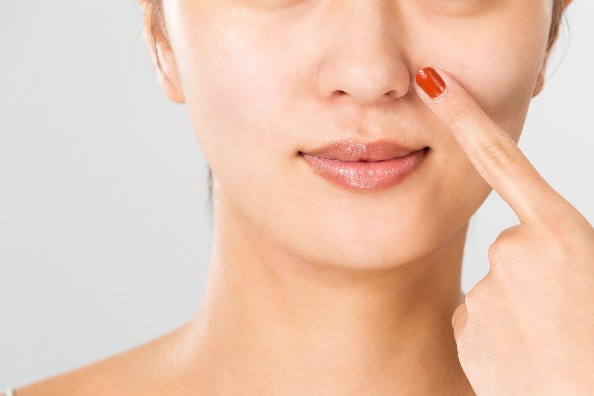 小鼻を指差す女性