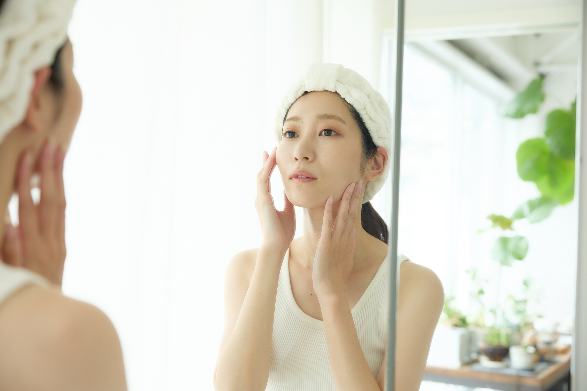 洗顔後に肌チェックする女性