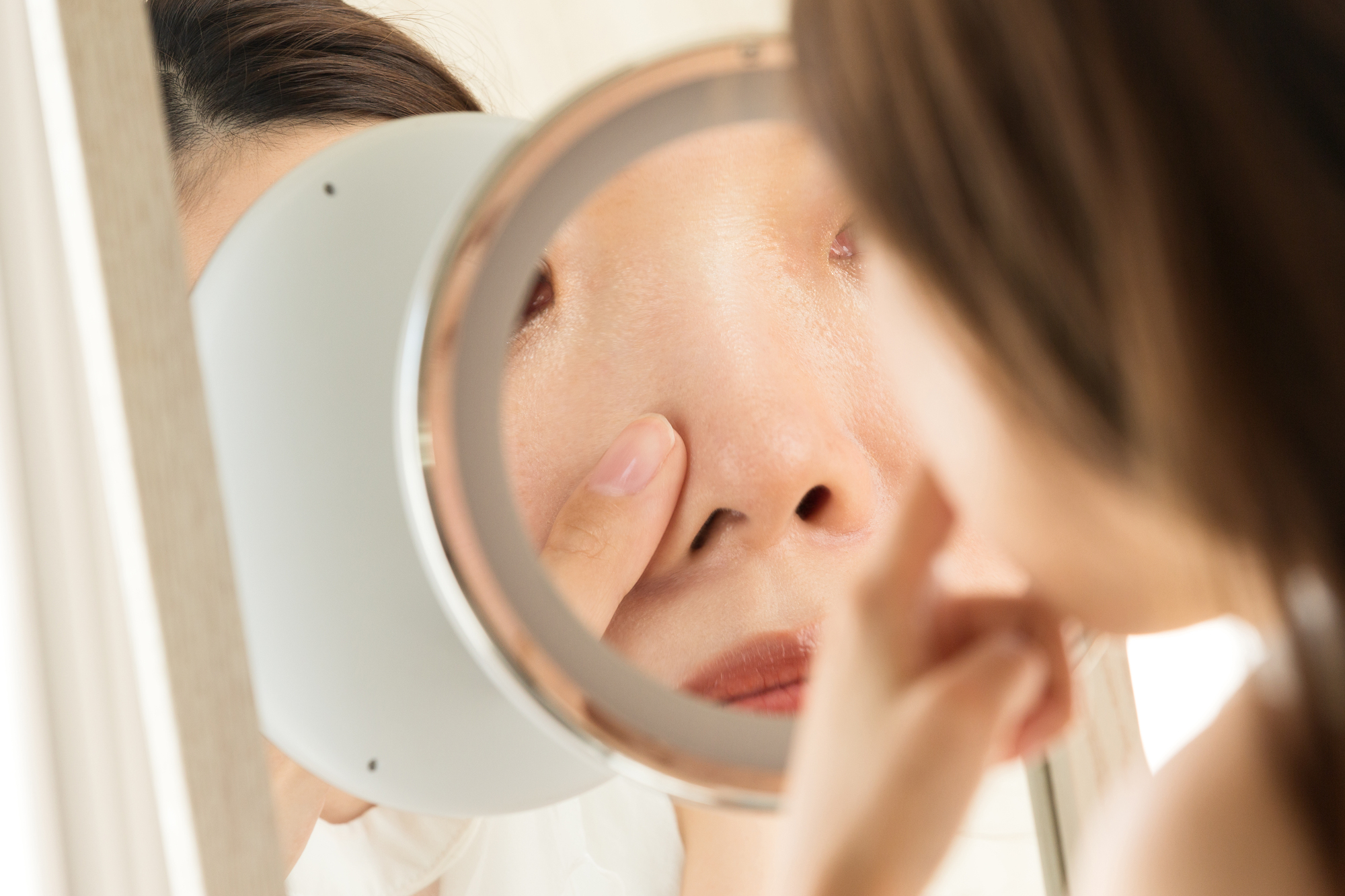 毛穴汚れを気にする女性