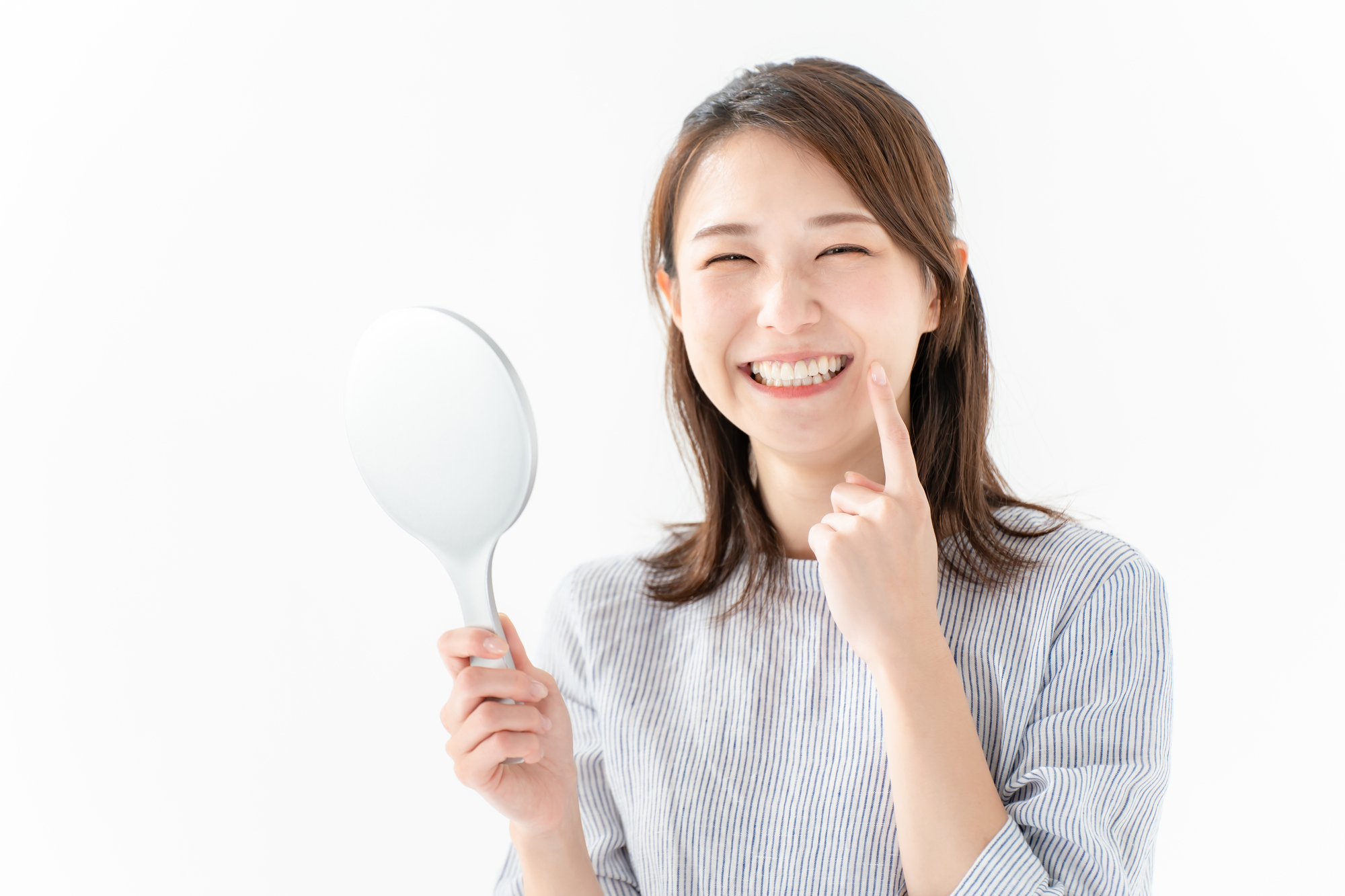 手鏡を持ちながらにっこりする女性