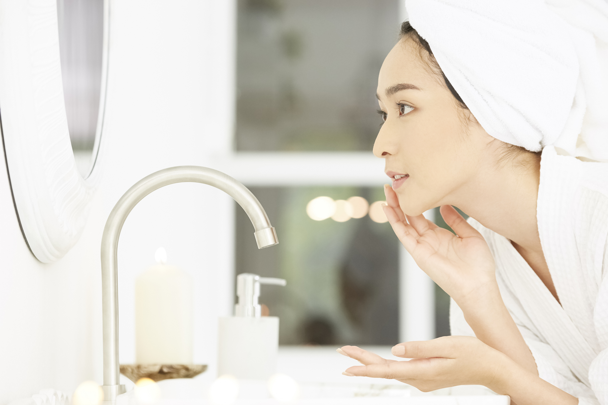 お風呂上がりにスキンケアする女性