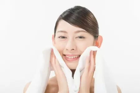 Bạn nên rửa mặt hai lần một ngày. Rửa mặt nhiều hơn mức đó sẽ có tác dụng ngược lại.