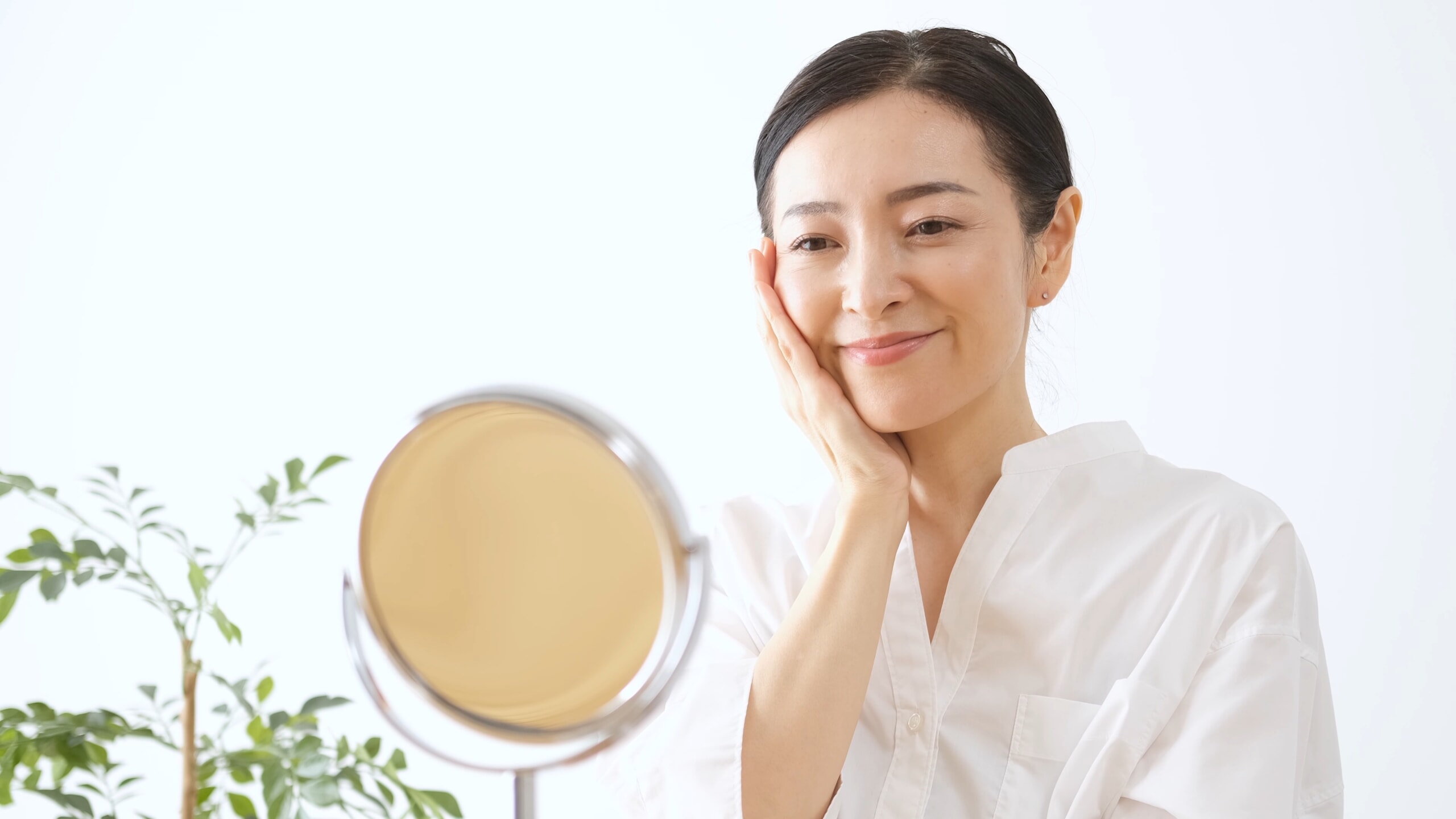 日々のスキンケアを心がけている毛穴悩みのない女性(イメージ)