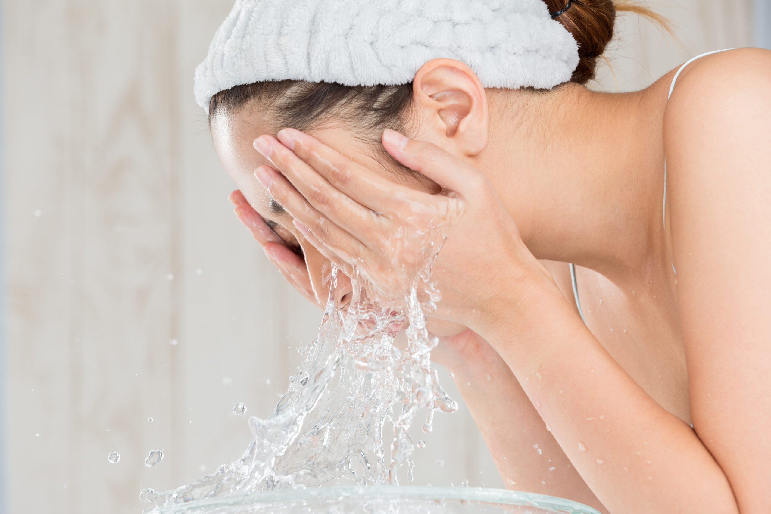 洗顔する女性