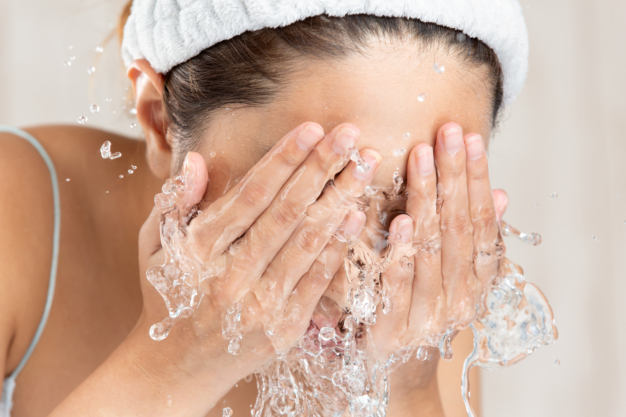 洗顔する女性