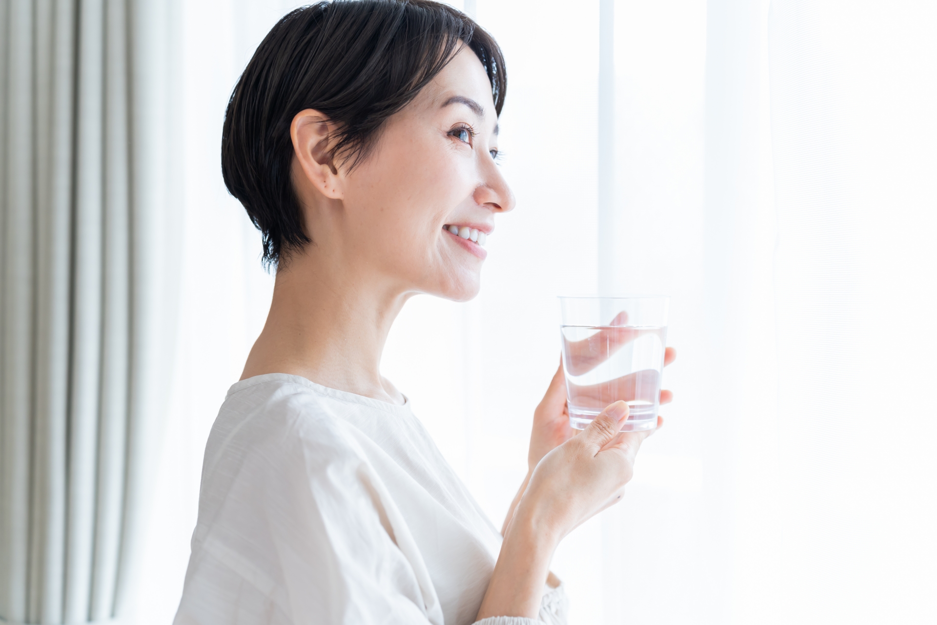 健康的な生活習慣を心がけている毛穴の目立たない女性(イメージ)