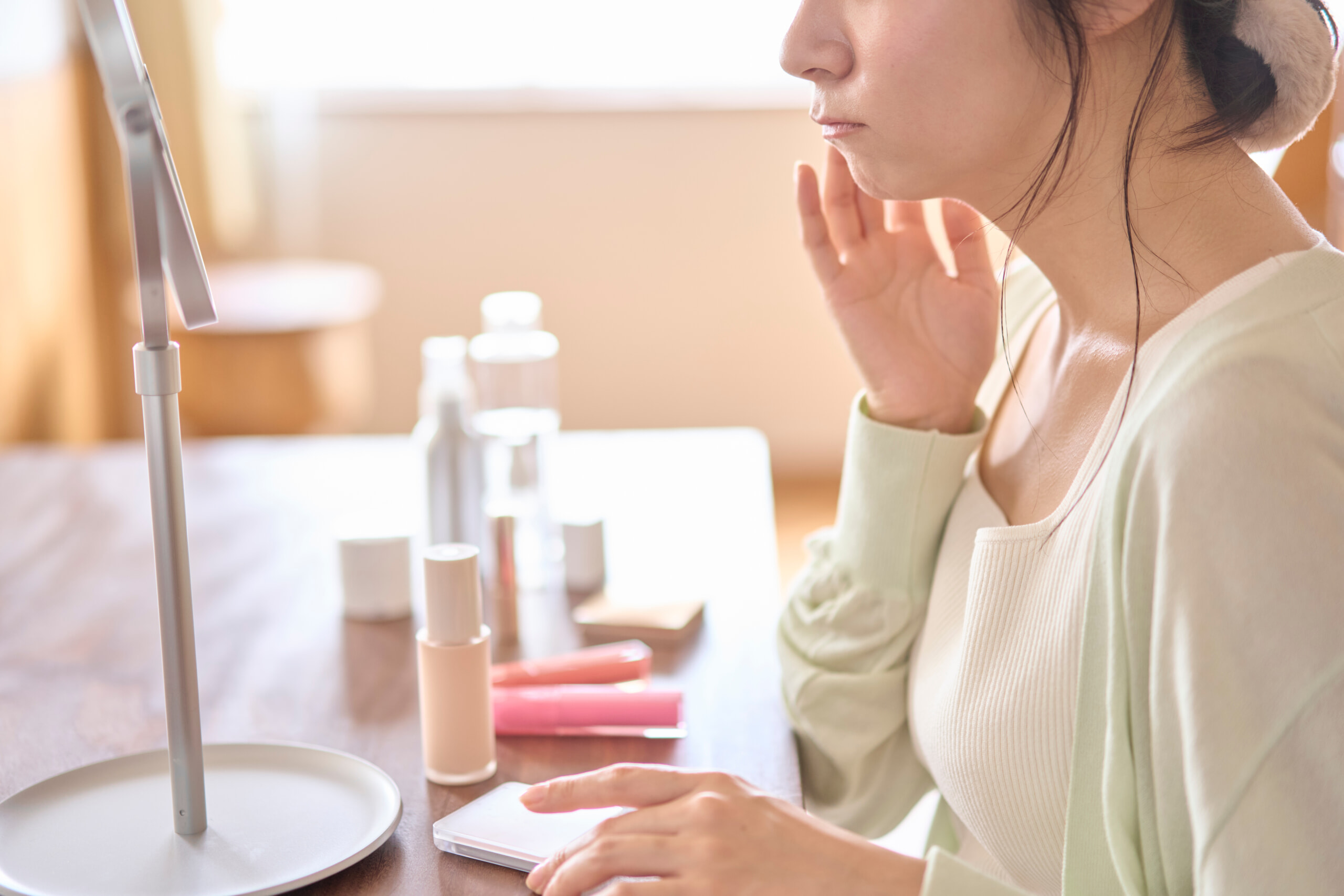 肌あれに悩む女性