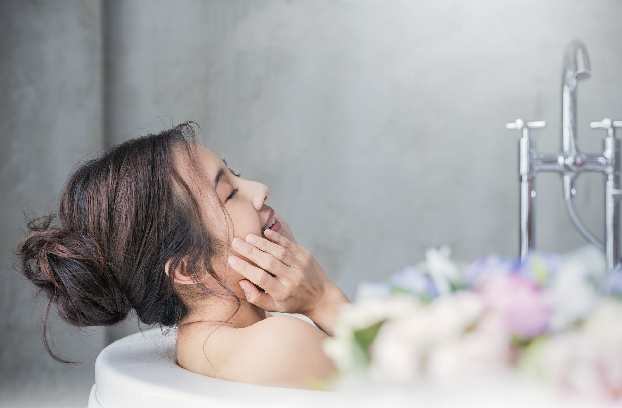 優雅にバスタイムを満喫する女性