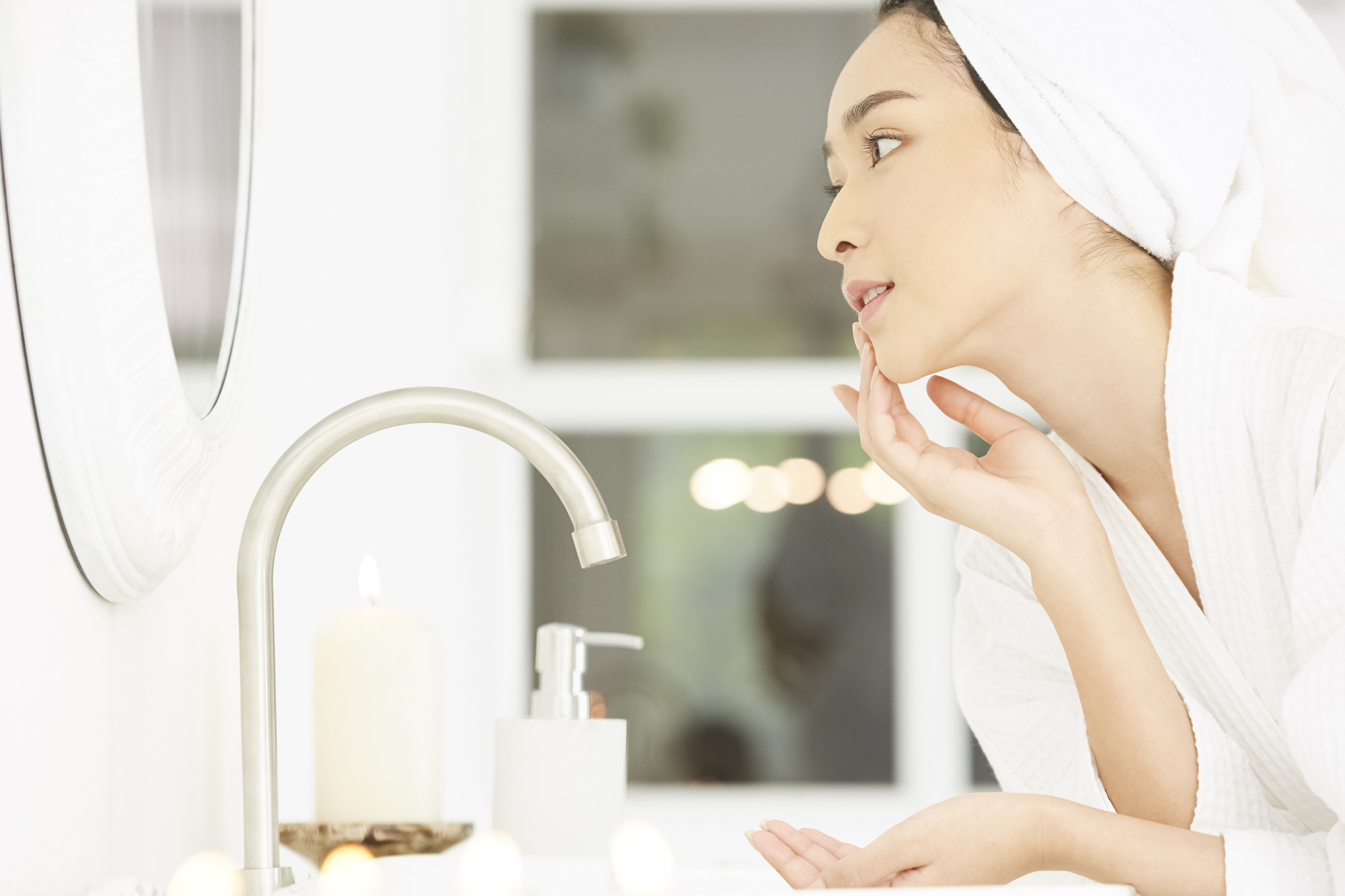 お風呂上がりにスキンケアする女性