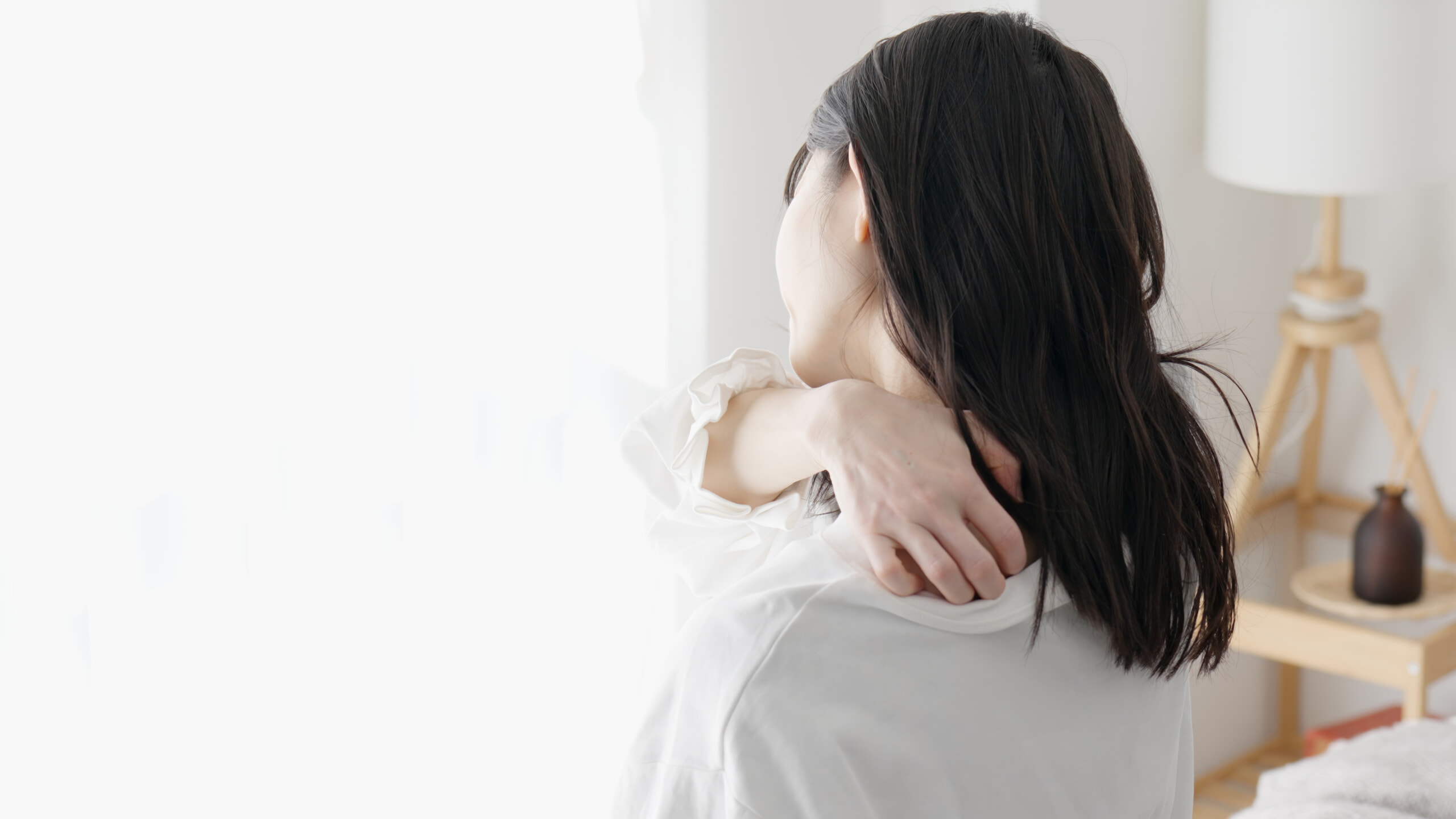 肩こりに悩む女性