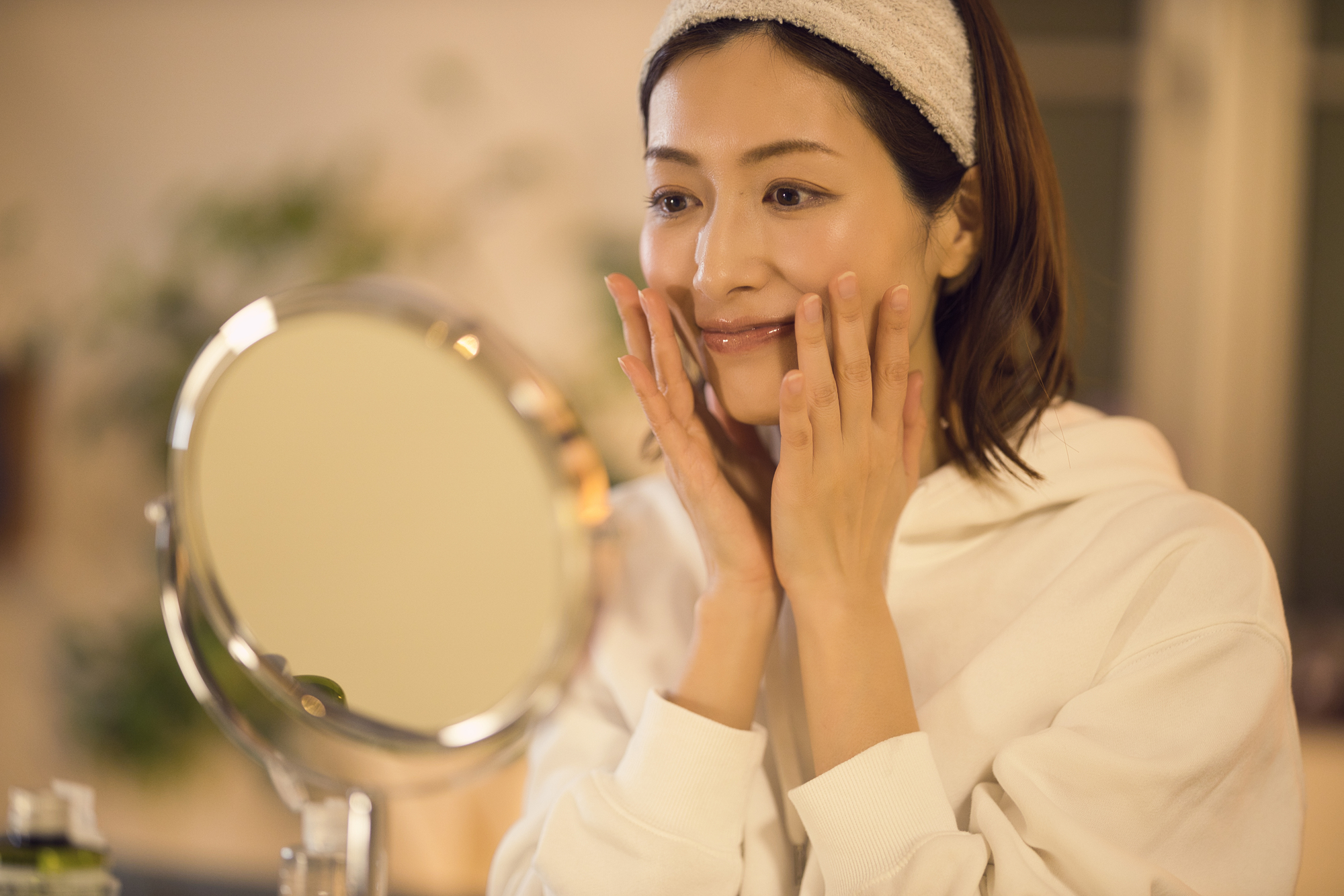 ナイトスキンケアする女性