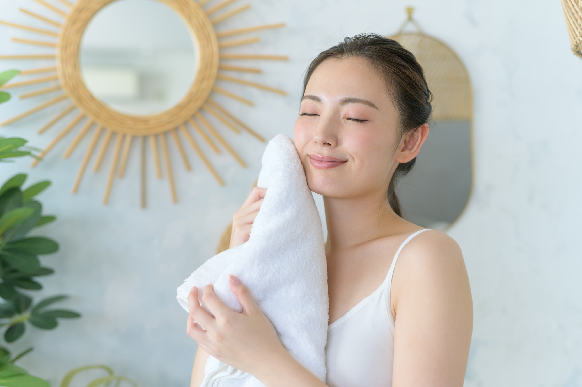 洗顔後タオルドライする女性