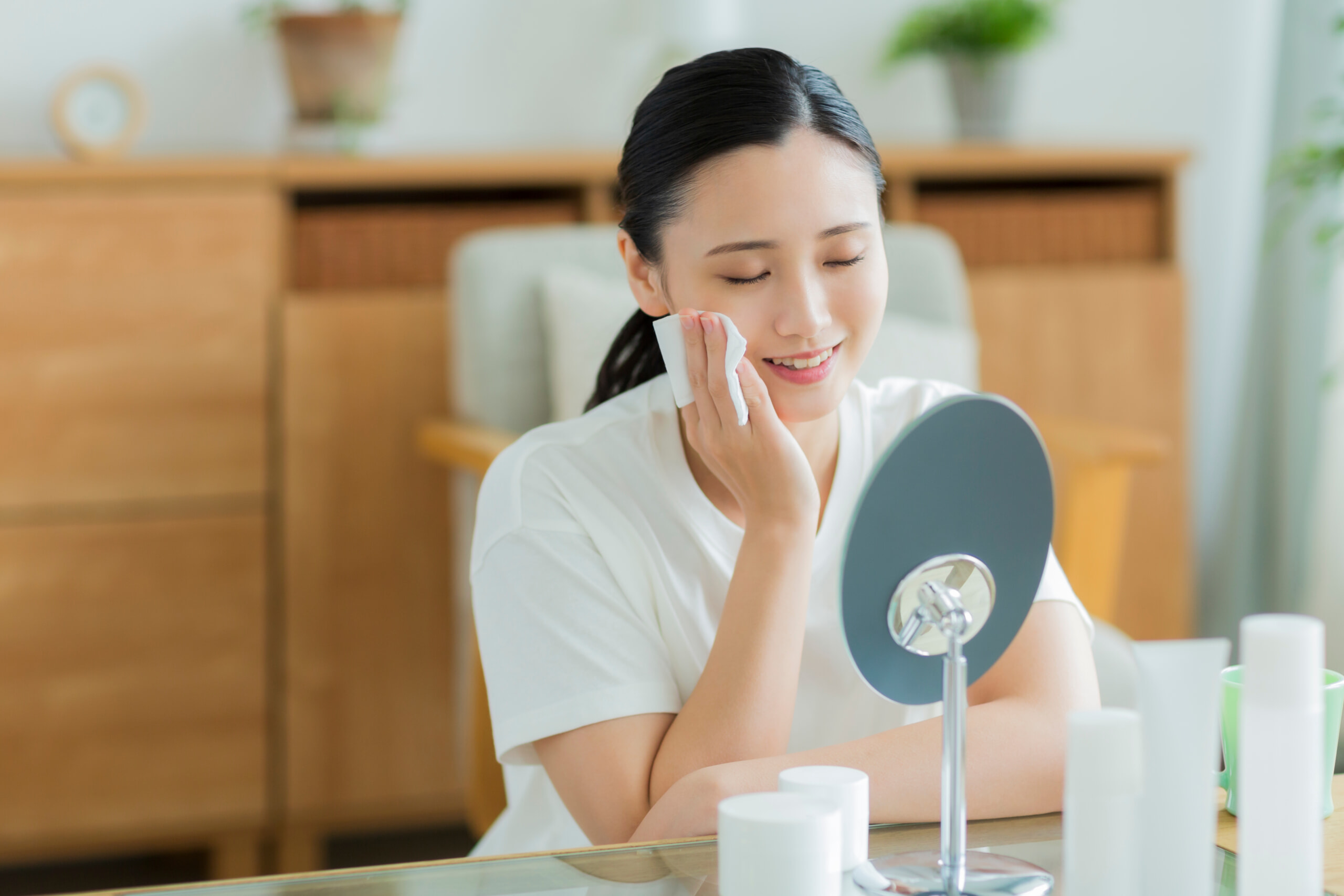 スキンケアする女性