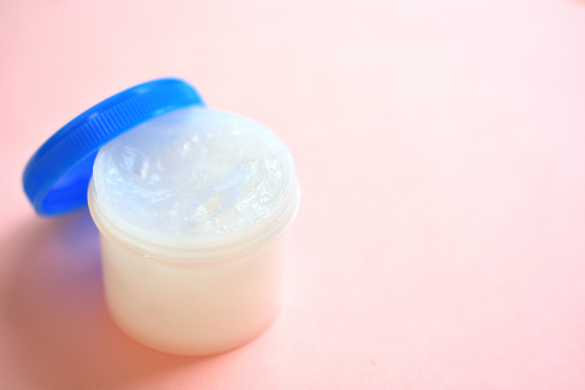 ワセリンまたは軟膏の入った容器