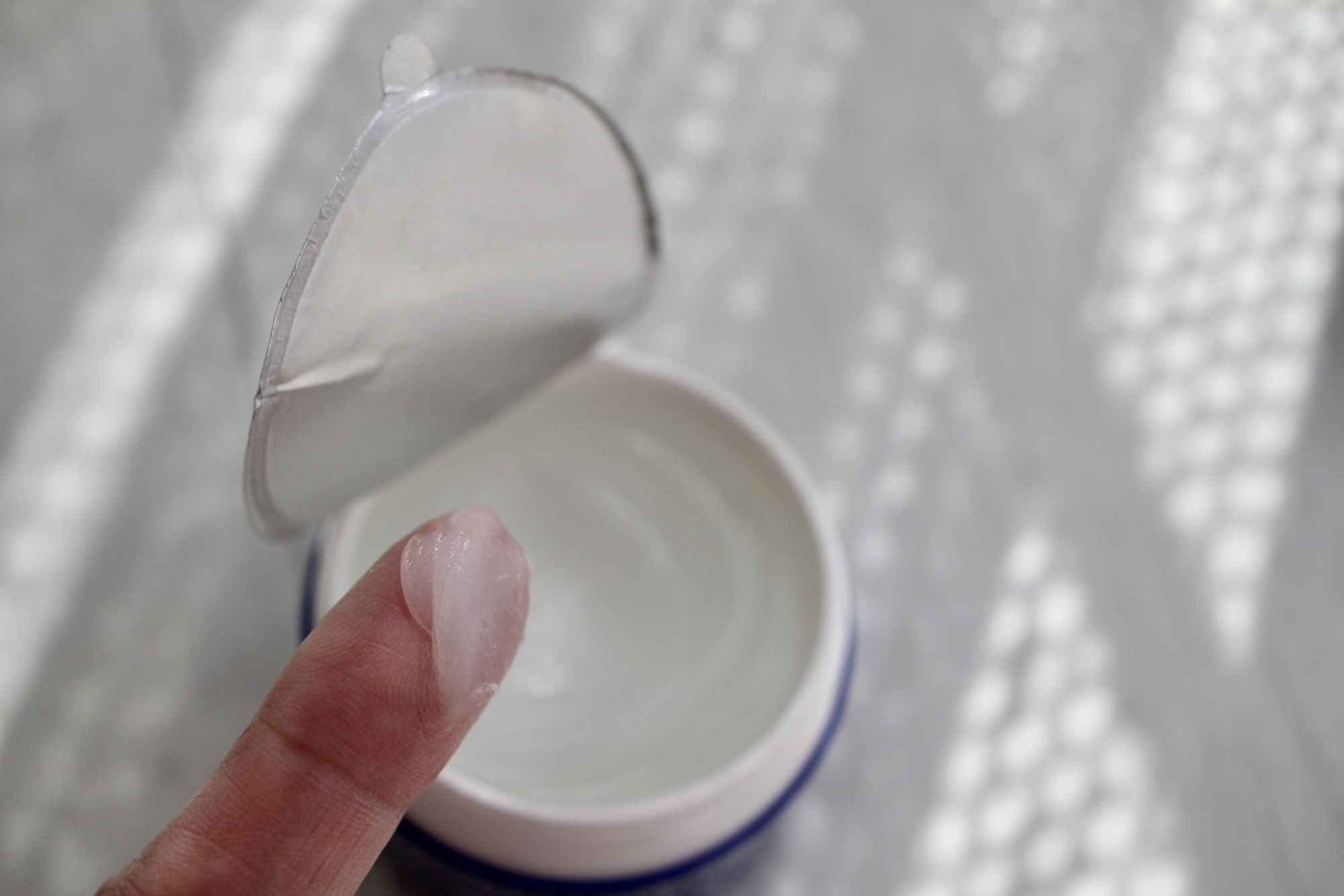 ワセリンまたは軟膏の入った容器