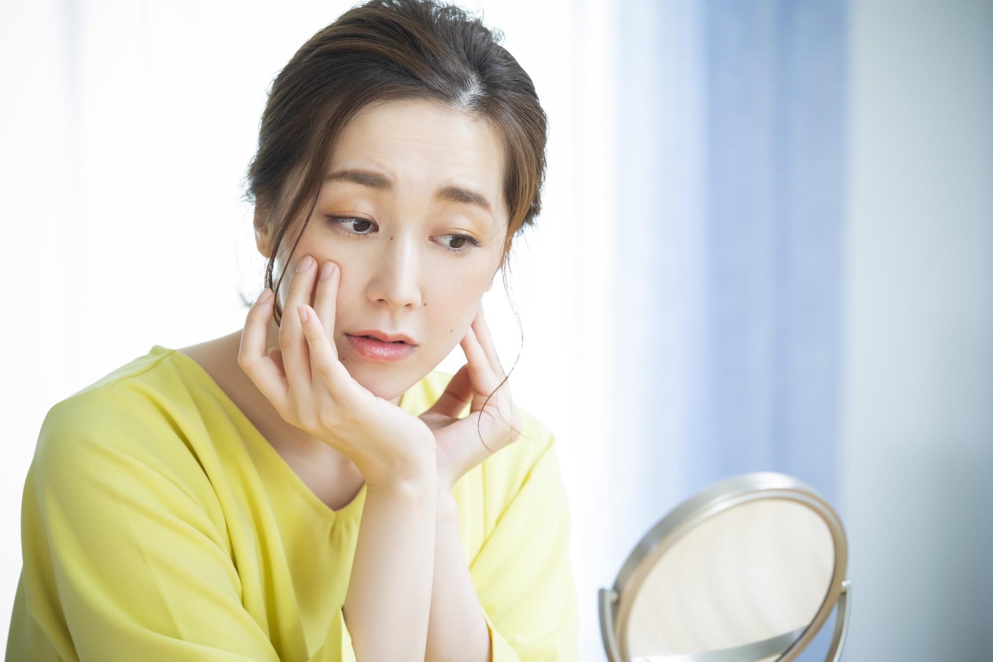肌あれに悩む女性