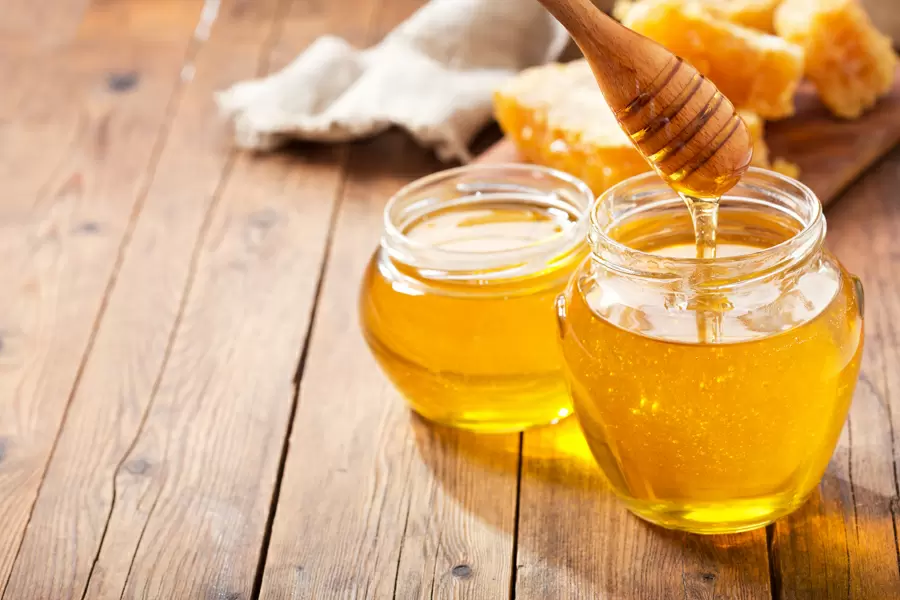 2. Tẩy tế bào chết bằng đường trộn với mật ong