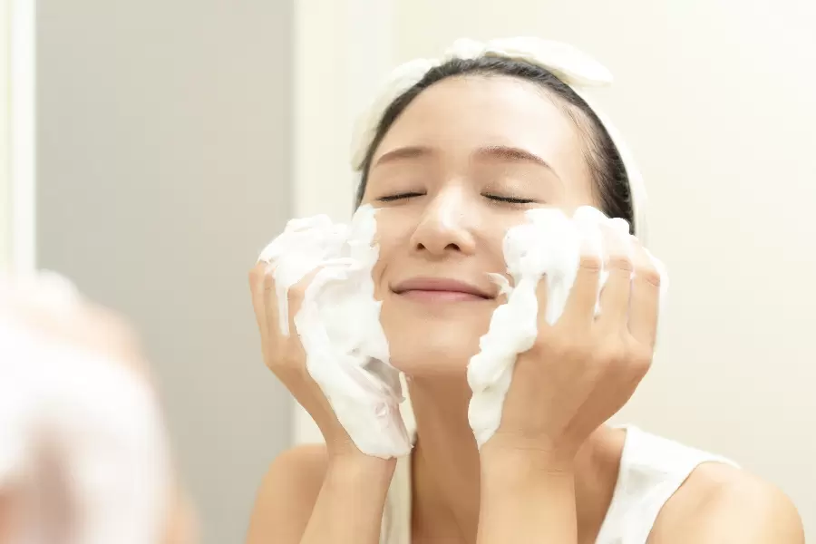②. Rửa mặt ít nhất hai lần một ngày