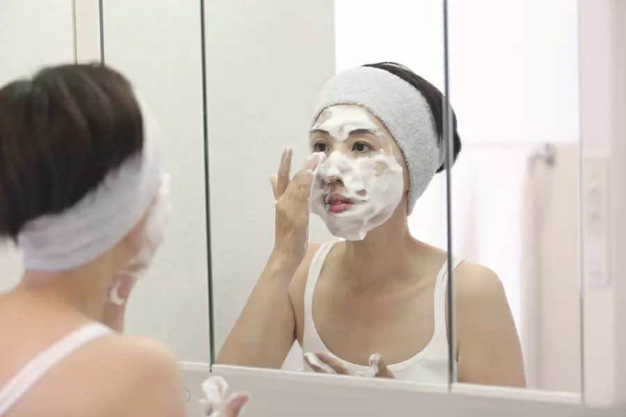 Nếu bạn muốn tẩy trang sạch sẽ, hãy làm trước gương!