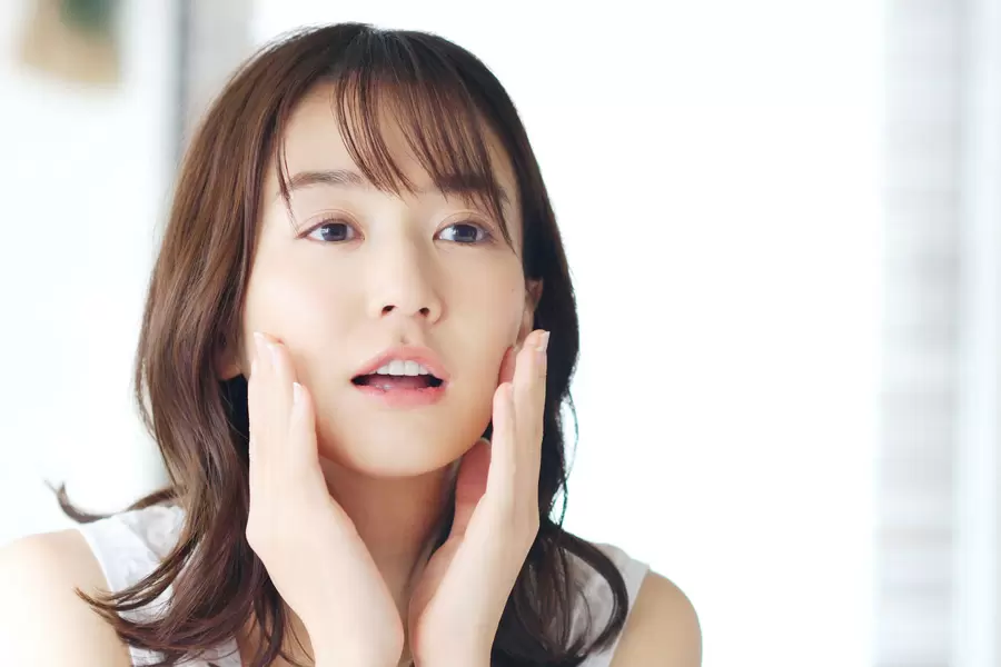 Ngay cả lớp trang điểm tự nhiên cũng cần được làm sạch