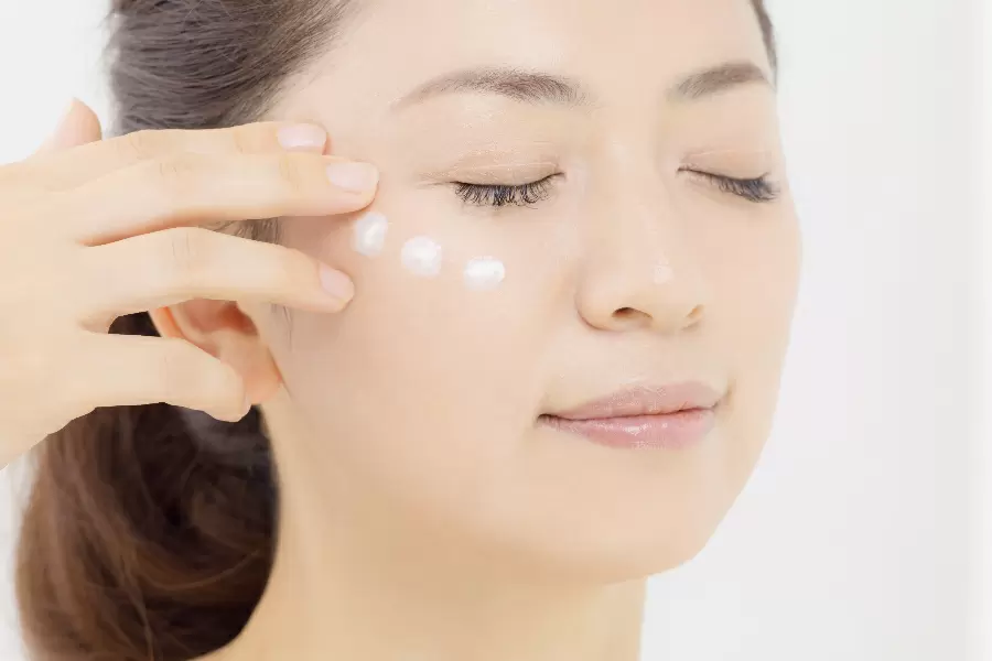 Chăm sóc da người lớn bắt đầu bằng việc làm sạch và dưỡng ẩm