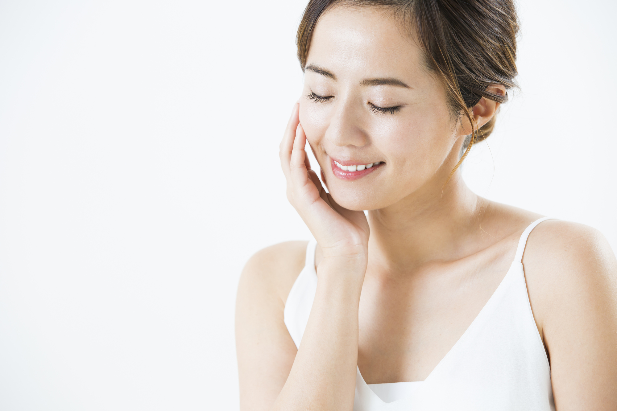 スキンケア効果を体感する女性